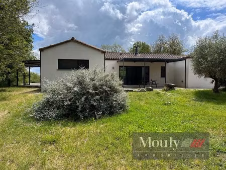 villa moderne de plain pied au bout d'un chemin sur un terrain de 3000m2