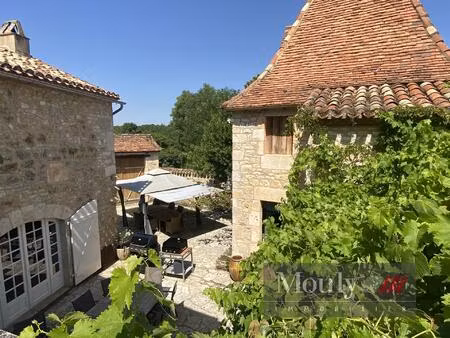 belle maison dans un petit village typique du quercy blanc