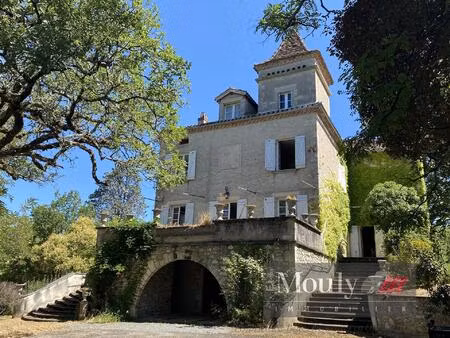 demeure de charme sur site dominant un joli village