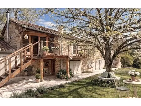 7 hectares de terrain  piscine  aucun vis-à-vis! saint antonin à 15 minutes.