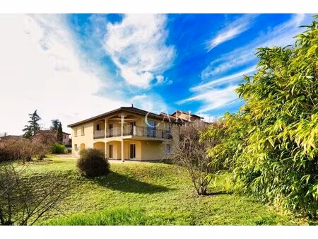 villa sur un grand terrain entre le centre de genas et d'azieu