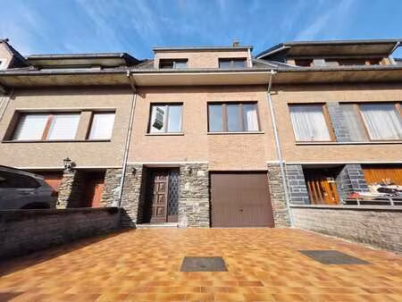 *bel-étage/2 chambres/grenier 36m2/garage/parkings/jardin