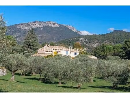 aux portes de sisteron  la vallée du jabron à l'horizon  un mas provençal sur un terrain..