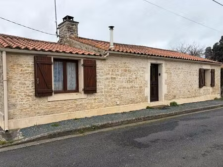 puyravault (85) a 20 minutes de la rochelle authentique longere en pierres a rafraichir...