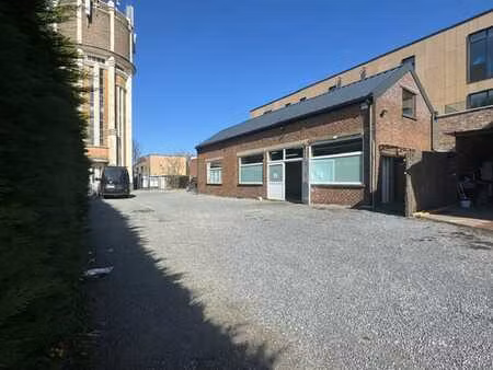 entrepôt 103 m2 + 85 m2 bureau + grande surface de parking