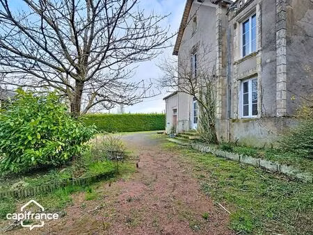 brie (79) a rénover : 163 m² habitables + 400 m² de dépendances sur 2 111 m² de terrain