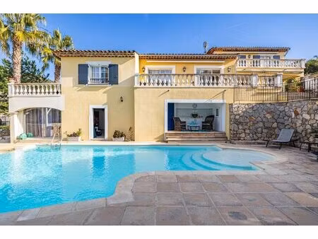 propriété élégante à deux maisons dans un domaine privé près du village des adrets de...