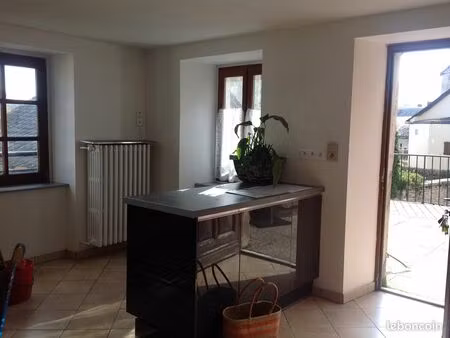 a louer appartement 60 m 2  grande terrasse  centre de laissac