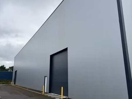 a louer- local 900m2 - za les petits partenais