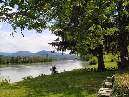 logement 60m2 au bord de l'eau avec extérieur et parking