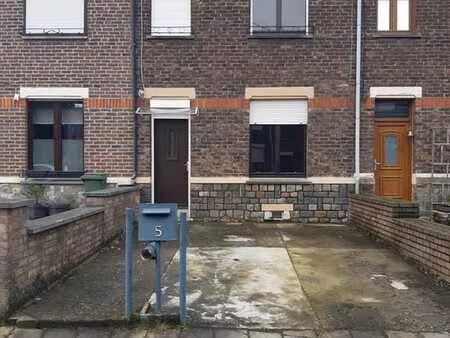 maison de rangée 2 chambres avec jardin à rénover