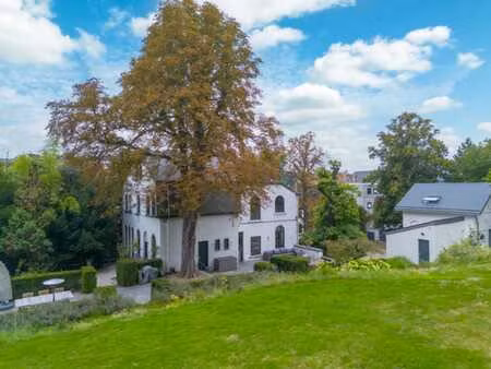 propriété de caractère avec grand terrain et annexes