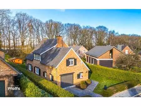 elégante villa avec charmant jardin en bordure de bois !