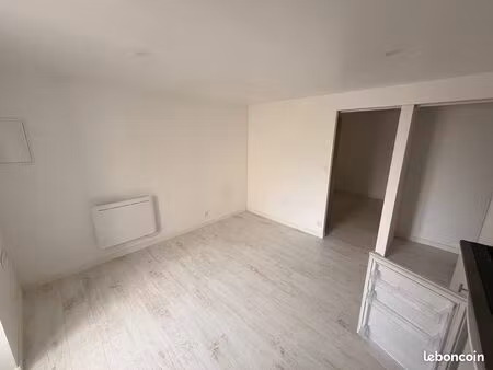 appartement t2 rénové - maison de bourg gençay
