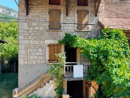 maison de village en pierre de 75m2 habitable + grenier aménageable + cave + cour  parking