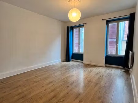 t2 lumineux 1er étage cusset centre-ville