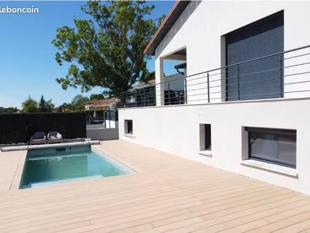 villa contemporaine avec piscine et appartement