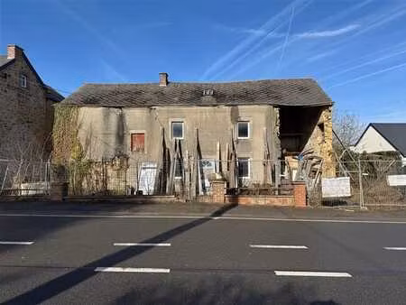 immeuble à rénover ou projet immobilier à l'entrée de la com