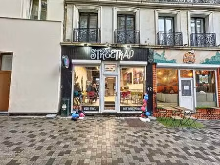 rez-de-chaussée commercial avec bonne localisation.