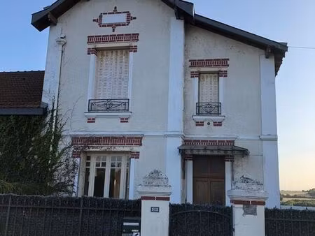 maison avec vue imprenable sur la vallée du thouet – fort potentiel – travaux important à 