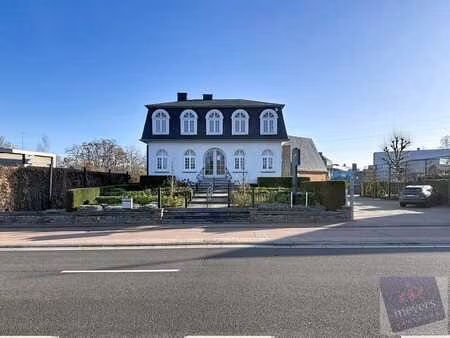 veelzijdig commercieel pand met 14 parkeerplaatsen op top...