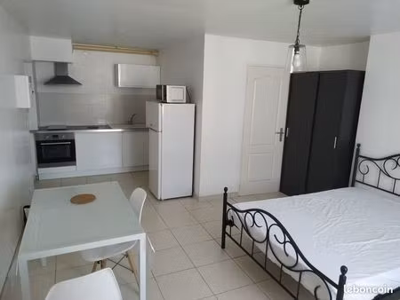 niort - rue du vieux fourneau - studio meublé de 22 m² avec lave linge libre en rdc