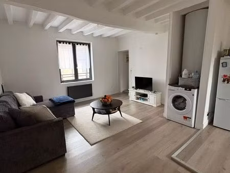 f.3 dans maison avec courette