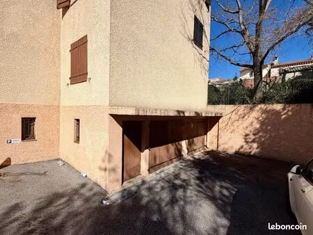 parking 17 m² six fours les plages