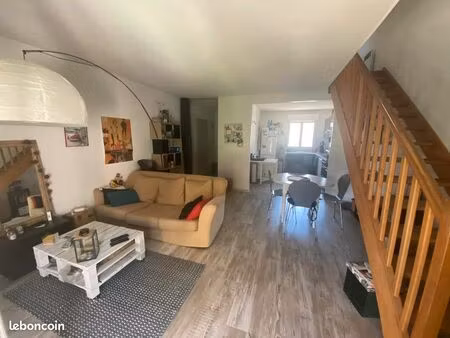 a louer  villa t3 de 2001  2 chambres  jardin  garage  place de parking