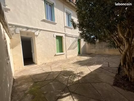 appartement t3 en rdc à orange  avec cour privative