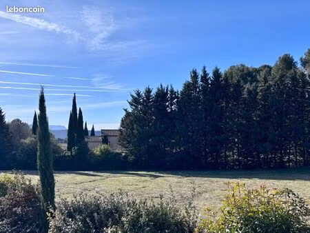 terrain constructible rare à cucuron  2 400 m² viabilisé  à 5 min à pied du village