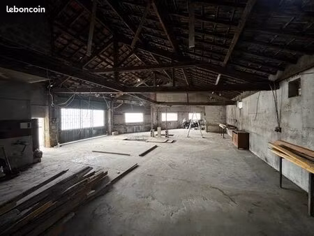 local professionnel 270 m² – axe passant – centre de cairanne