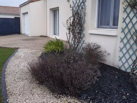 maison 90 83 m2 sur 659m2 jardin arboré  quartier calme  au porte de fontenay-le-comte