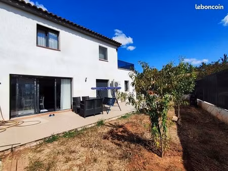 villa t4 102 m² sur un terrain clôturé d'environ 350 m² ; construction récente