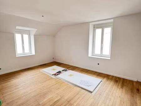 t3 rénové – centre ville – parking et cave