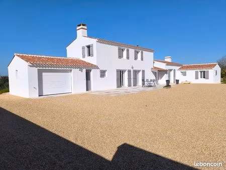 ensemble immobilier unique  à seulement 25km de la rochelle et proche des plages de vendée