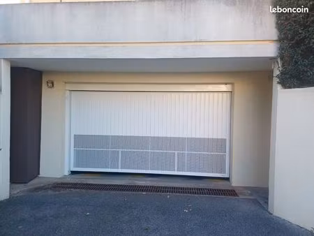 vends box à fréjus limite st raphaël