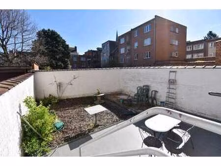 superbe appartement 2ch au rez-de-chaussée  rénové avec cour