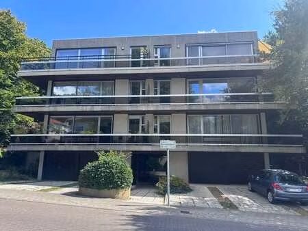 studio à rénover dans cadre résidentiel et verdoyant