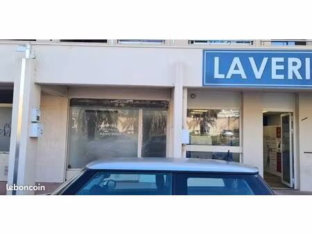 local commercial 20m² à louer (hyères-pyanet)