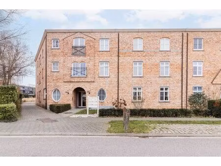 gelijkvloers appartement met grote tuin en garage