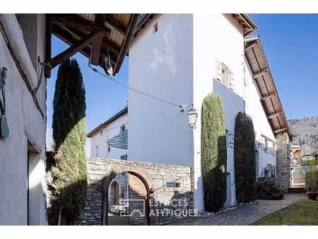 château médiéval avec dépendances et piscine aux portes de genève