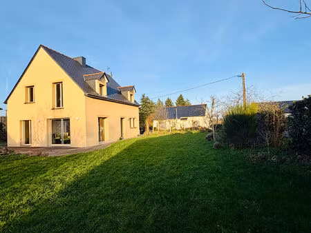 maison avec potentiel 4 chambres et 950m2 de jardin paysagé