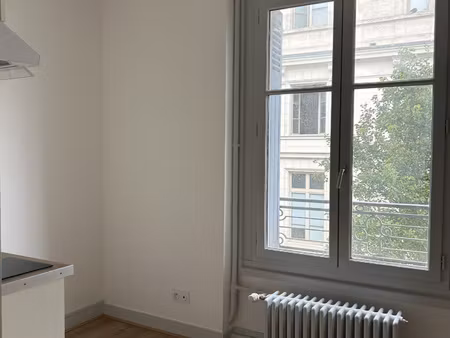 poitiers  place de la mairie  studio entierement renove