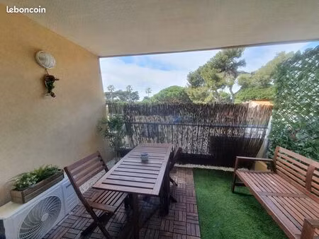 ? location studio meublé - port hyères - vue hippodrome