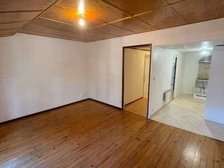 t2/t3 atypique– 50 m² carrez (70 m² au sol) – centre forcalqueiret – 690