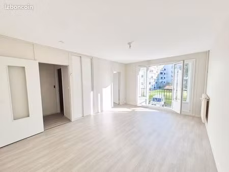 t1 de 33 m² avec balcon et vue dégagée – tours sud