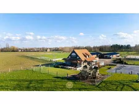 landhuis met restaurant en paardenstallen op 33.647 m²