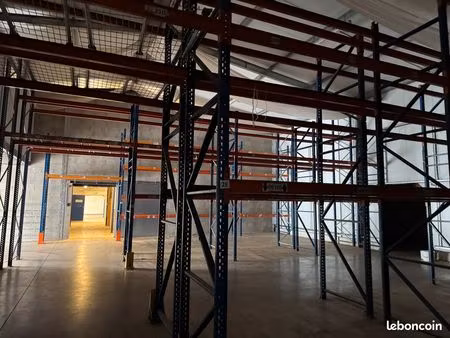 a louer - entre 300 et 450m2 - za les petits partenais