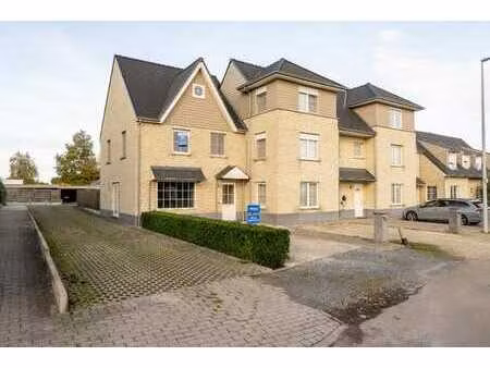 halfopen woning met 4 slaapkamers en tuin nabij station i...